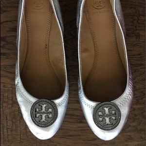 Tory Burch Ballet Silver flats sz 7 1/2 w/Box
